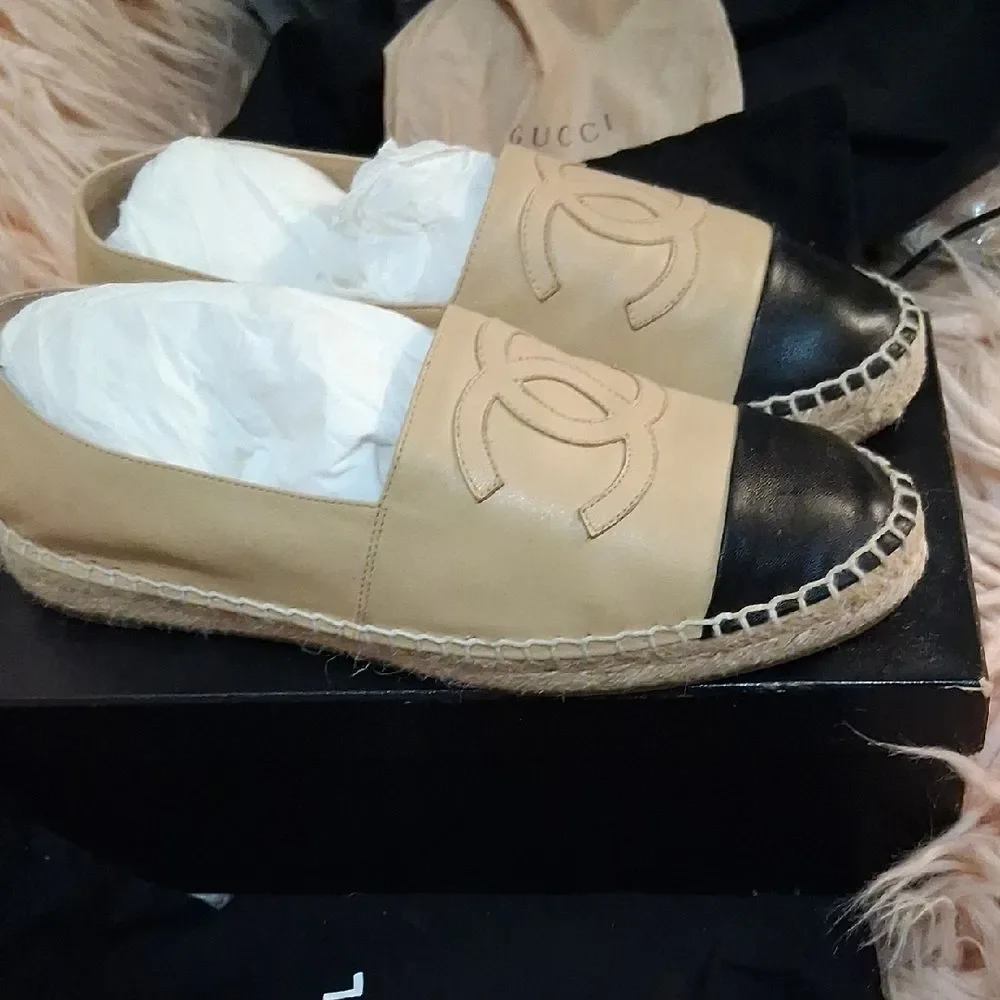 NEW CHANEL Tan and Black Lambskin Espadrilles Size 39 - Picture 12 of 12
